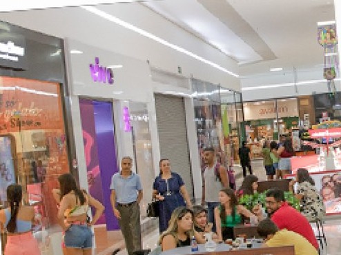 Corredor de lojas do Shopping Peixoto